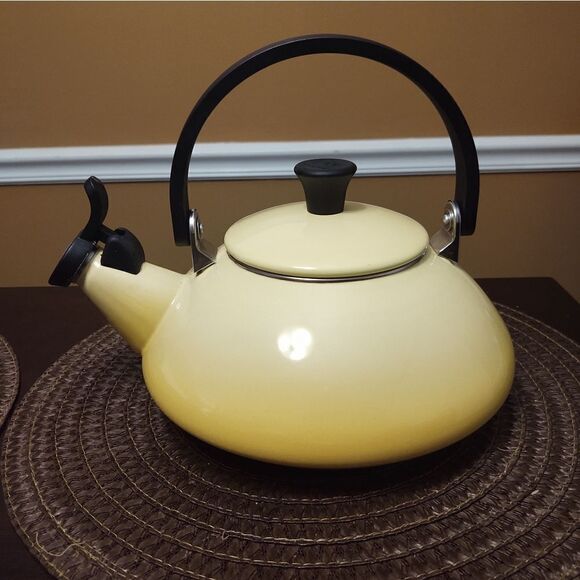 Le Creuset Whistling Zen kettle in Citrus Yellow - Picture 3 of 6